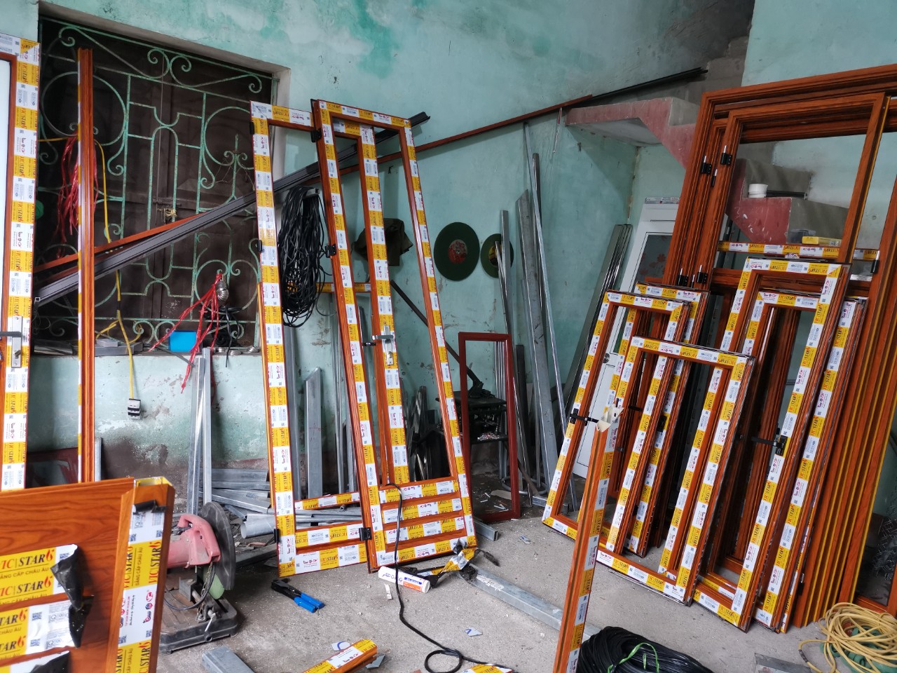 Cửa nhôm vân gỗ sồi mỹ