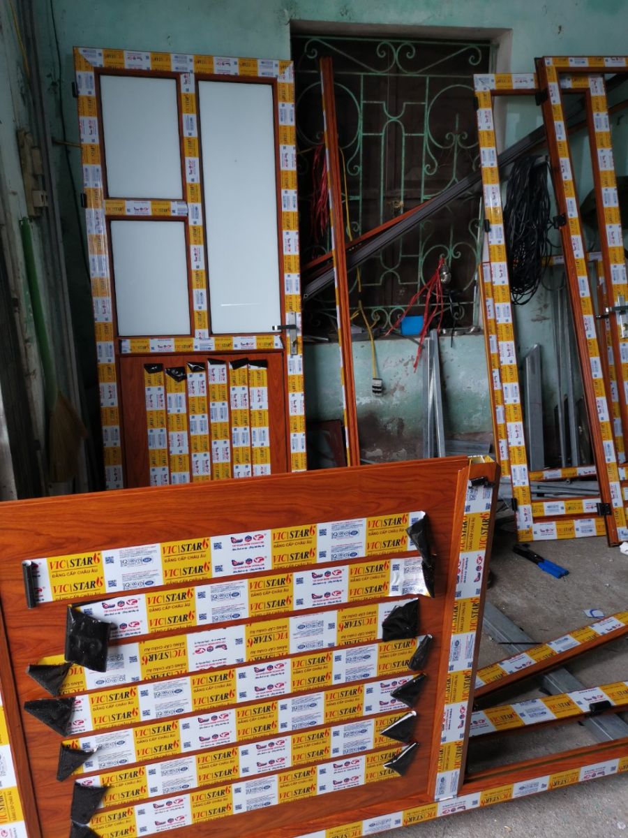 Cửa nhôm vân gỗ sồi mỹ